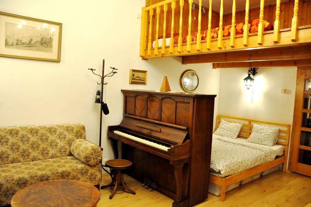 Traditional Slovak Apartment Bratislava Luaran gambar